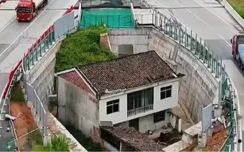 Số phận ngôi nhà 'cứng đầu' sẵn sàng nằm giữa đường cao tốc không chịu di dời dù được đền bù tới 6 tỷ đồng hiện ra sao?