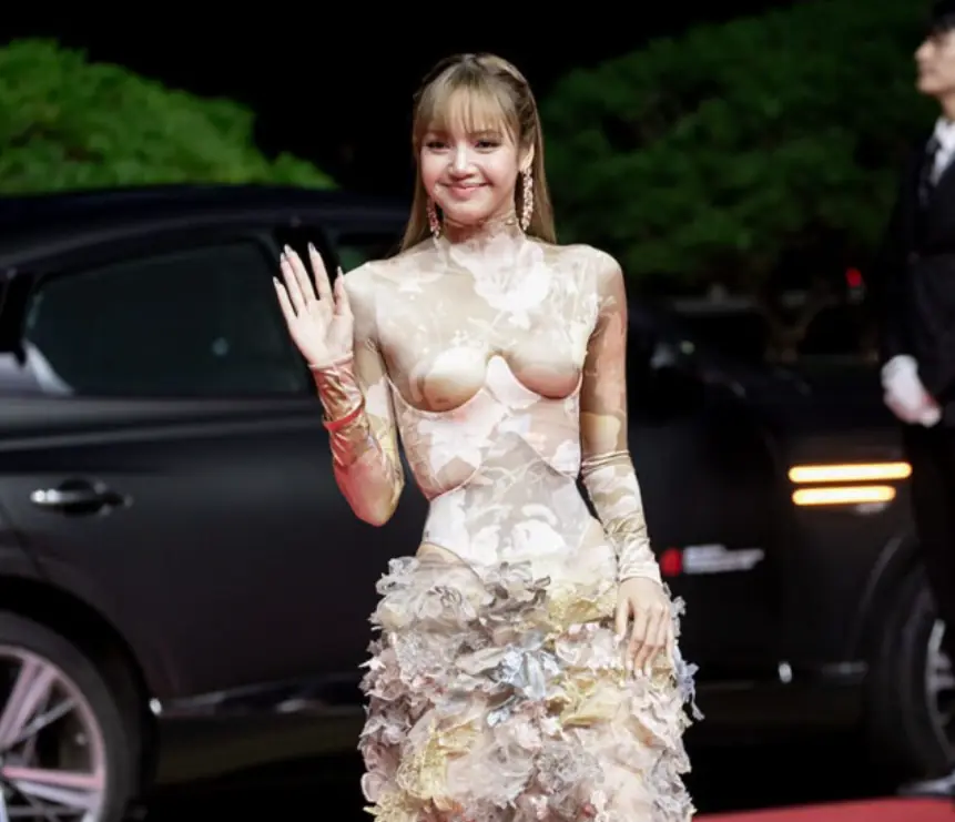4 mỹ nhân "khó coi" nhất LHP Busan 2025: Lisa (BLACKPINK) vẫn xếp sau màn "hở bạo liệt" gây sốc của em gái quốc dân