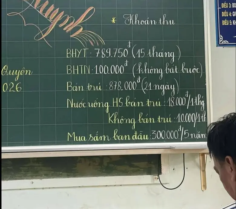 Phụ huynh hoang mang khi thấy khoản thu "bảo hiểm thất nghiệp 100.000/tháng" khi đi họp đầu năm cho con lớp 1