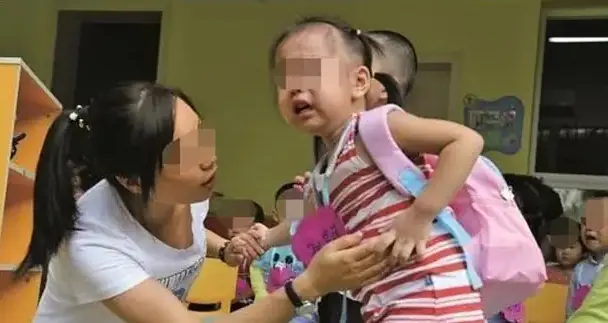 Nuôi con gái “từ nhỏ chưa từng bị quát”, đi học lớp 1 về hoảng sợ, mẹ trẻ nhắn tin cho cô giáo gây tranh cãi