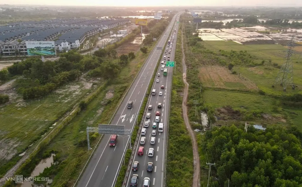 Đề nghị cấm xe tải, xe khách đi sát dải phân cách trên 8 đoạn cao tốc