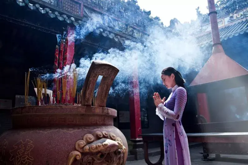 Khung giờ đẹp thắp hương ngày mai - mùng 1 tháng 8 năm Ất Tỵ, 5 thứ kiêng kỵ đặt lên bàn thờ ngày đầu tháng
