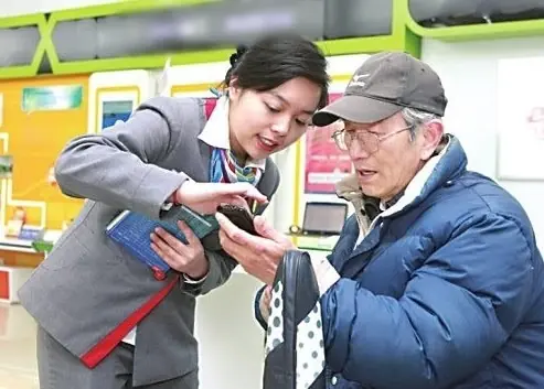Đi rút 5 triệu sửa nhà dột, người đàn ông ngh:èo s:ốc khi nhân viên hỏi: Ông muốn tất toán toàn bộ à? Số tiền lớn lắm!