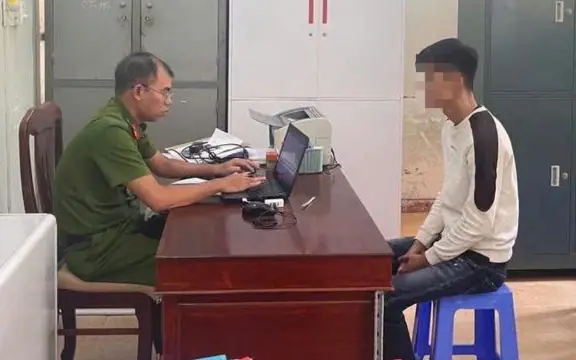 CA làm việc với thanh niên vừa 👊 th:ai ph:ụ, vừa nói "Biết tao là ai không?"