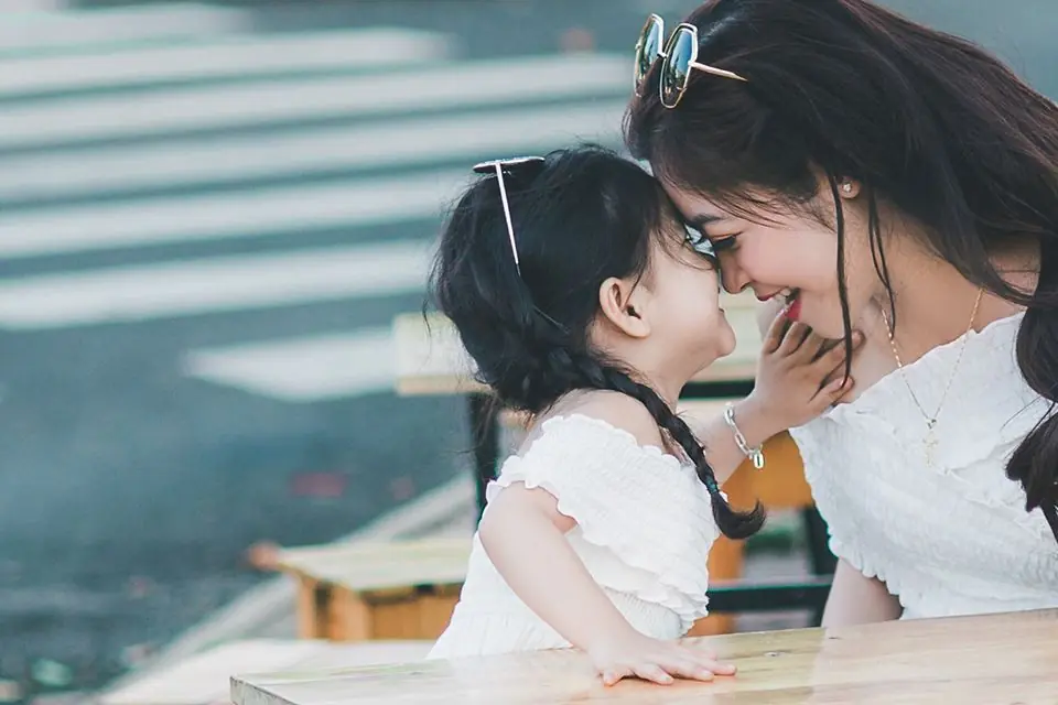 Bé gái mầm non tan học suốt 3 ngày không thấy bố mẹ đến đón, mở cặp sách của em ra xem, các cô giáo đều bật khóc