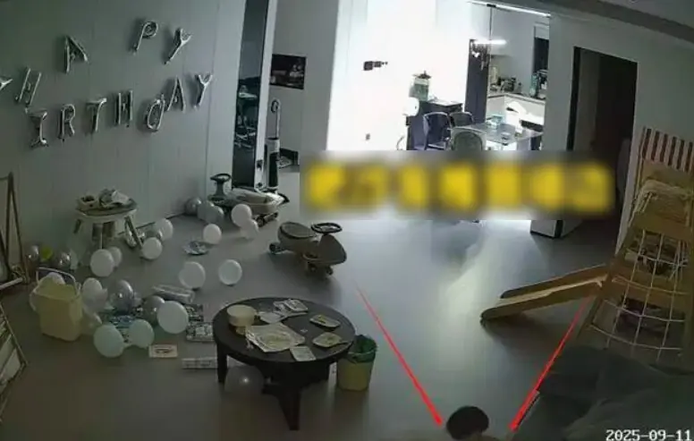 Camera giám sát ghi lại hành động giữa đêm của bé gái 2 tuổi khiến bố mẹ sửng sốt, không ngờ con lại như vậy
