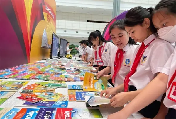 Thống nhất sử dụng một bộ sách giáo khoa trên cả nước từ năm học 2026 - 2027, miễn phí từ năm 2030