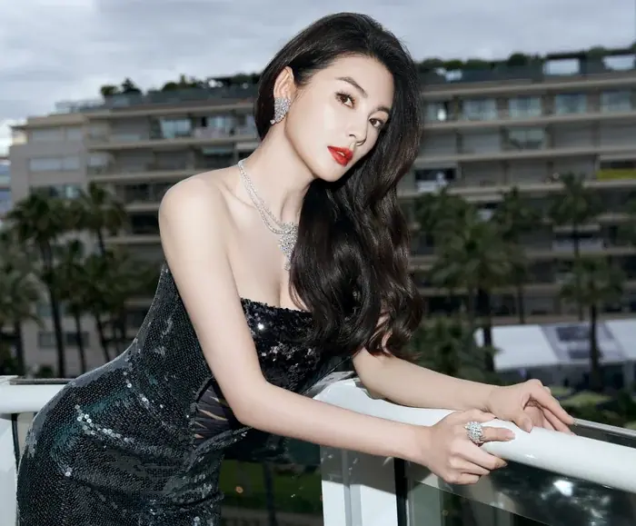 Bản sao g:ợ:i c:ả:m của Song Hye Kyo 2 đời chồng, hẹn hò loạt tình trẻ náo loạn showbiz