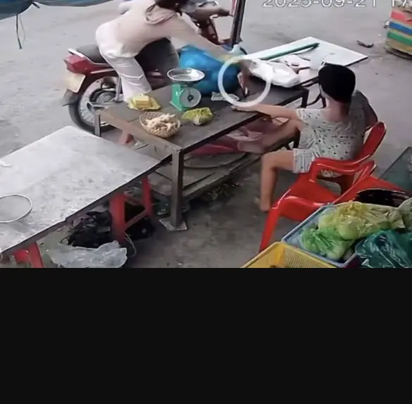 Phẫn nộ đôi nam nữ dàn cảnh mua hàng rồi cướp điện thoại của người phụ nữ khuyết tật