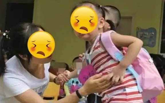 Bé học mầm non tan học suốt 3 ngày không thấy bố mẹ đến đón, mở cặp sách của em ra xem, các cô giáo đều bật kh:óc