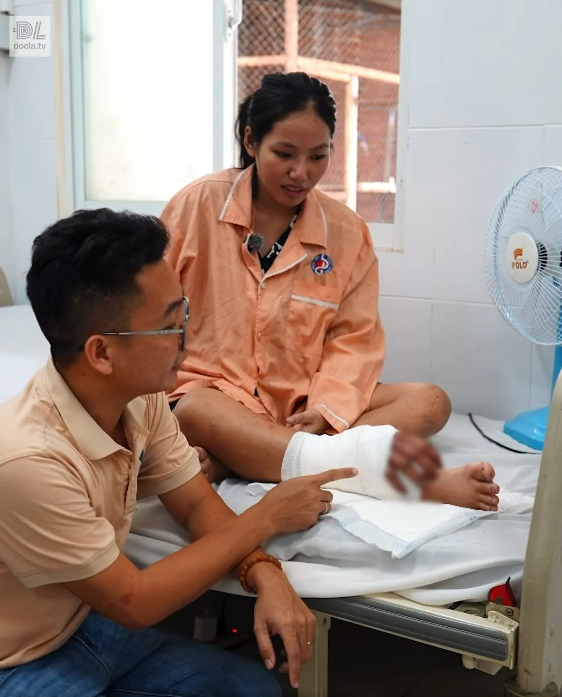 Chuyện lạ: Th:ai phụ Bình Dương được bác sĩ ghép tạm bàn tay vào cẳng chân chờ ngày nối lại