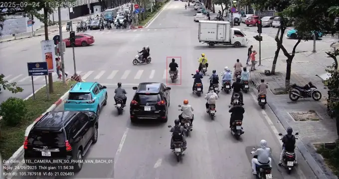 Camera AI ghi nhận hơn 1.400 trường hợp vượt đèn đỏ trong nửa ngày