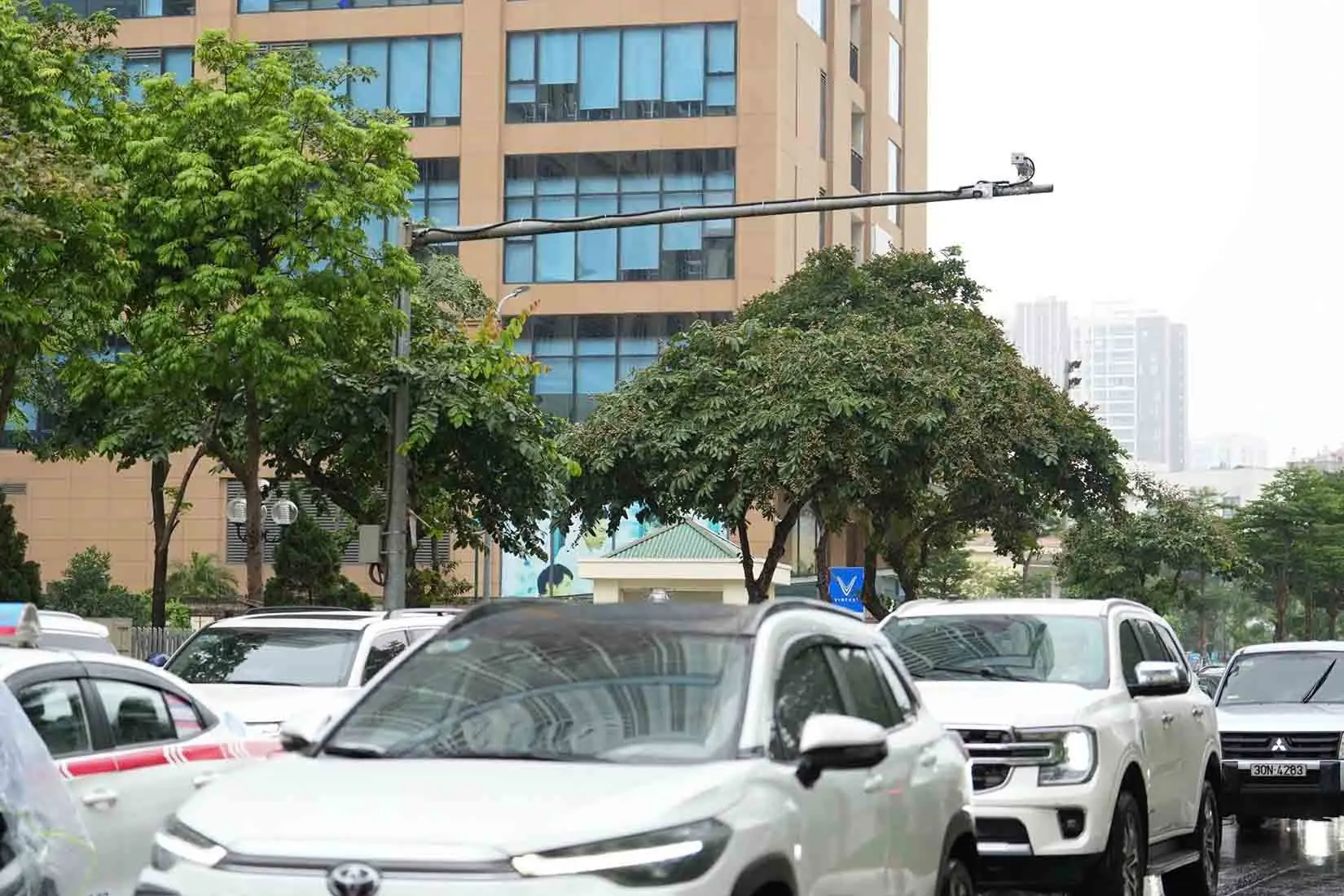Cận cảnh camera AI ghi nhận gần 1.800 lỗi vi phạm giao thông trong nửa ngày ở Hà Nội