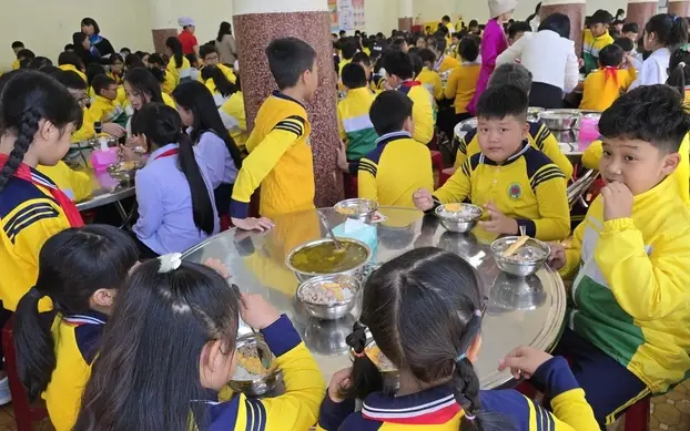 Vụ t:ố cáo thực phẩm b:ẩn vào bữa ăn bán trú ở Đà Lạt: Hiệu trưởng Trường tiểu học Trưng Vương bị đình chỉ công tác 15 ngày