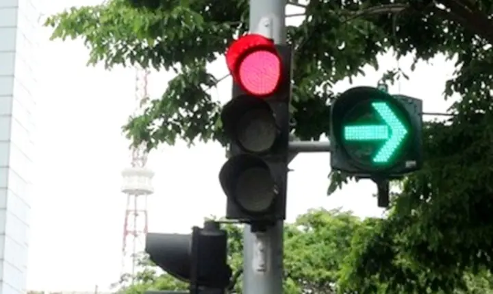 Xe máy rẽ phải khi đèn đỏ sẽ bị phạt thế nào từ 2025?