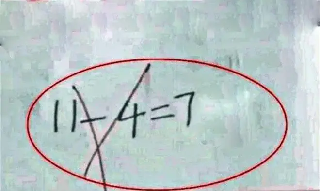 Bài toán '11-4=7' bị gạch sai, cô giáo đưa ra đáp án bằng '11' và lý do đằng sau