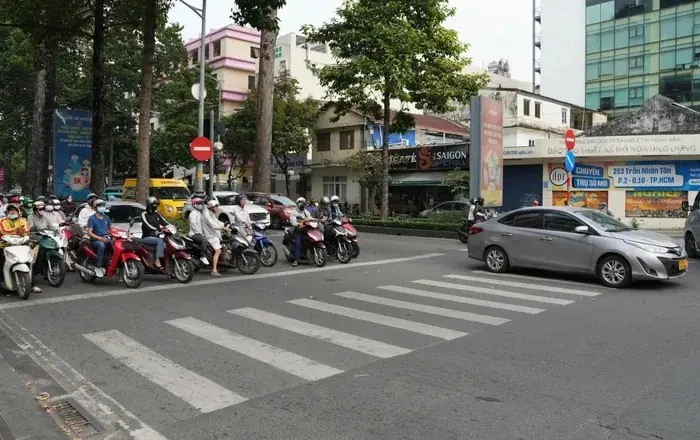Dừng xe quá vạch chờ vẫn bị ph:ạt 18-20 triệu đồng như vượt đèn đỏ