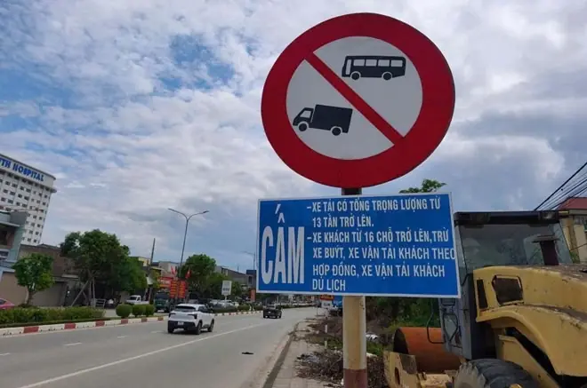 Sửa gấp biển báo giao thông cấm phương tiện không phù hợp ở Hà Tĩnh