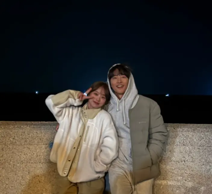 Song Joong Ki bất ngờ đăng ảnh thân mật bên "điên nữ showbiz" lúc giữa đêm, chuyện gì đây?