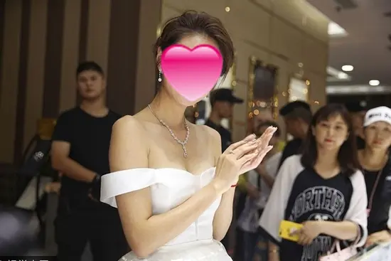 Nữ diễn viên đình đám showbiz ra sao sau khi chồng đi t:ù 14 năm, bị ph:ạ:t hơn 2000 tỷ