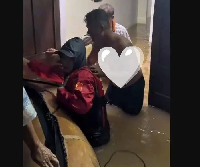 Lội nước ra bến xe về quê, chồng bất lực nhìn vợ bị nước cu:ốn mấ:t tí:ch