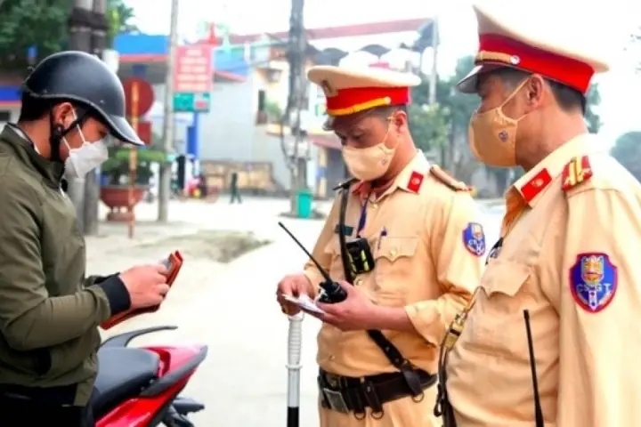 Chờ cấp lại giấy phép lái xe có được đi lại trên đường không?