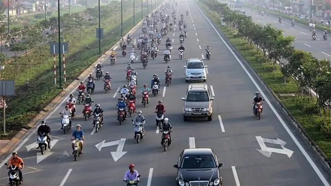 Các mức ph:ạt và trừ điểm bằng lái ô tô, xe máy khi đè vạch kẻ liền