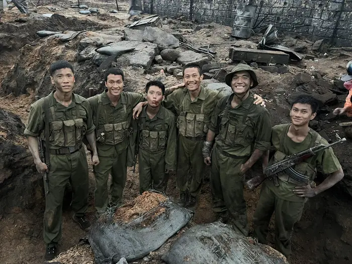 Dàn diễn viên Mưa Đỏ rơi nước mắt trong ngày chia tay khán giả