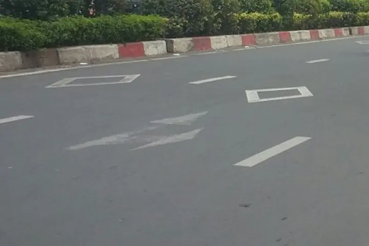 Vạch kẻ đường hình con thoi mang y nghĩa gì? Không tuân thủ vạch kẻ đường hình con thoi bị ph:ạt bao nhiêu tiền?