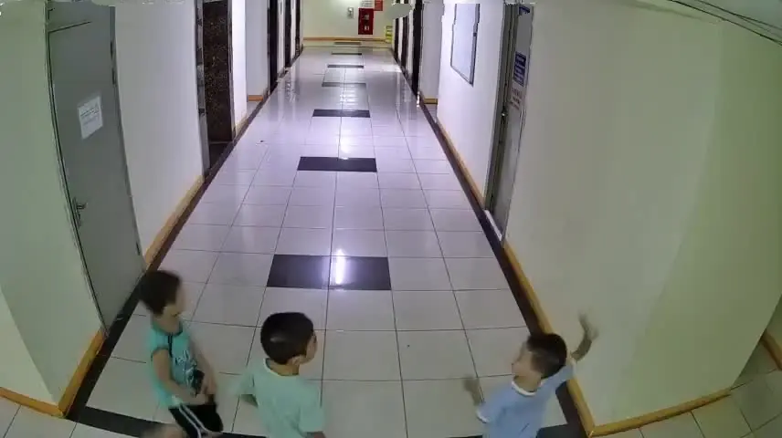 Tranh cãi vụ cháu bé ở Hà Nội ném dép trúng van nước chung cư khiến 4 thang máy lênh láng, hư hỏng