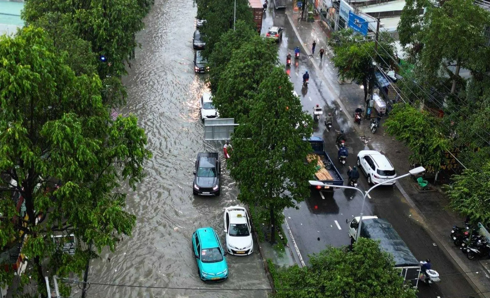 Xe điện không bị thủy kích, chạy vào đường ngập nước: Sai lầm của nhiều tài xế
