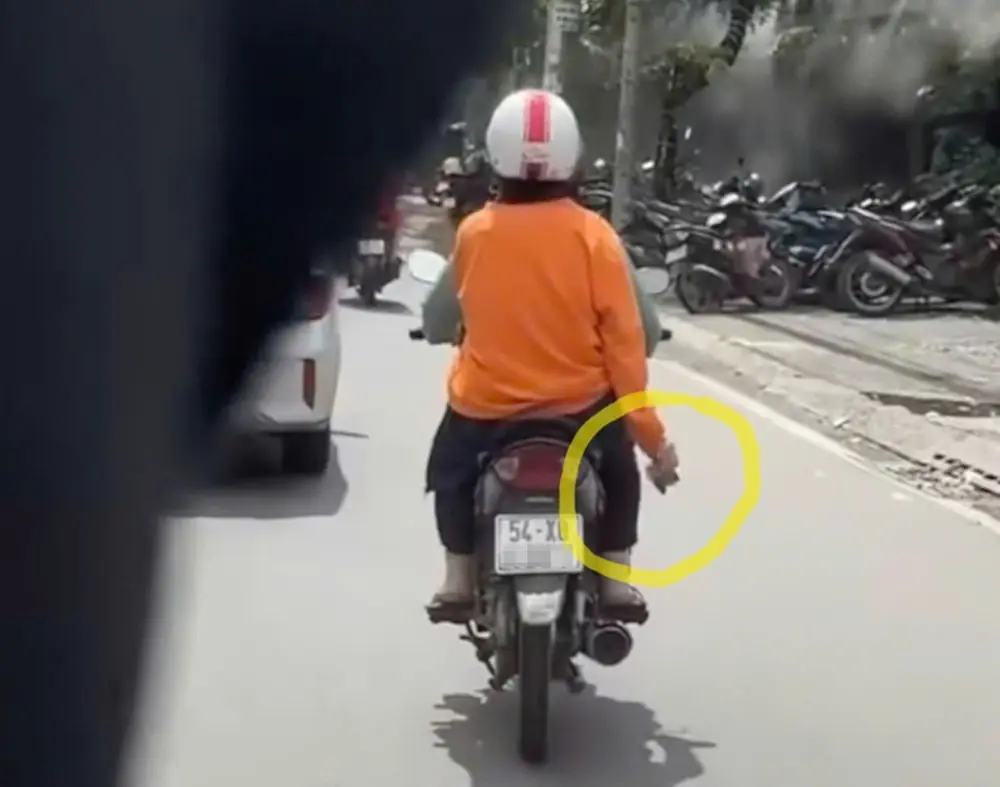Cảnh sát đang xác minh vi:d:eo người phụ nữ rải "bột lạ" xuống đường ở TP HCM
