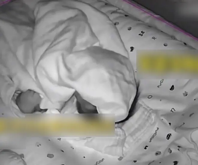 Mẹ ra ngoài để con ở nhà với bố, xem camera thấy cảnh tượng h:ã:i hùng với đứa trẻ