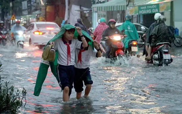 Hàng triệu học sinh ở nhiều tỉnh thành phải nghỉ học vì mưa lớn sau bão Bualoi