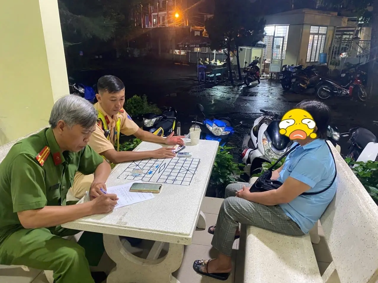 Cơ quan chức năng phát hiện đối tượng rải 'bột lạ' xuống đường có b:ệnh, đang làm việc với người thân 2 đối tượng trên