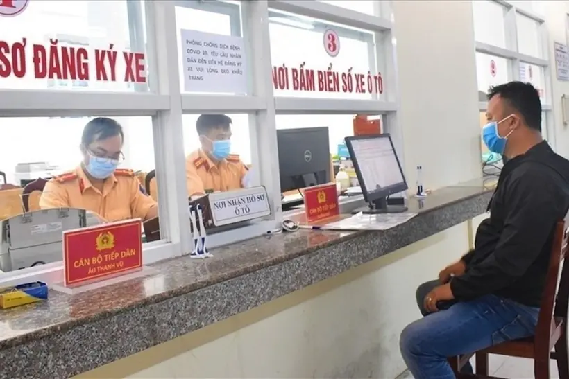 Trước 31/12/2025: Đối tượng bắt buộc cấp đổi lại Giấy đăng ký xe, giữ lại CSGT ph:ạt đến 6 triệu