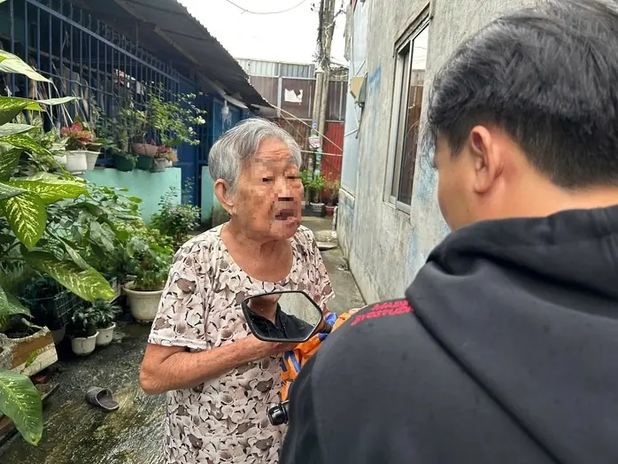 Người phụ nữ rải "bột lạ" xuống đường: Cơ quan chức năng làm việc với người thân