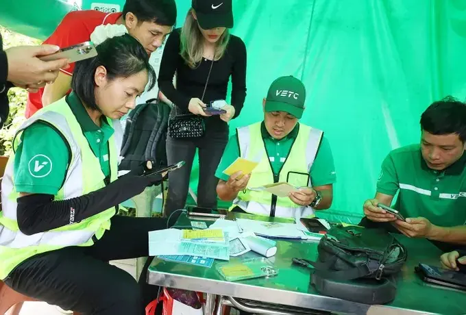 Ngày đầu tiên thực hiện thu phí tài khoản giao thông: Ùn tắc cục bộ, hướng dẫn xử lý nhanh