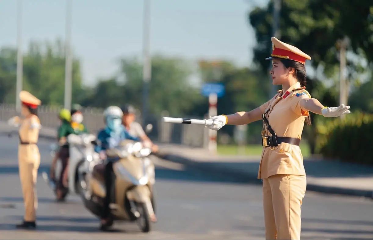 Ngậm ngùi mất tháng lương nếu ra đường quên một trong 3 loại giấy tờ này?