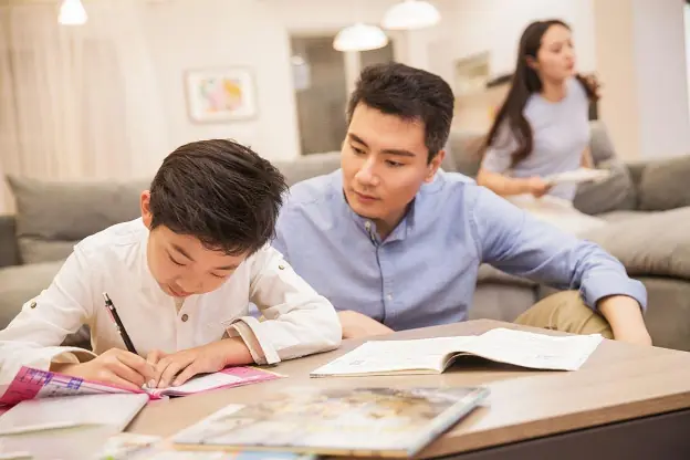 Giáo viên 25 năm dạy học nói thẳng: Đa phần con cái thành công bắt nguồn từ một câu nói “lạnh lùng” của cha mẹ