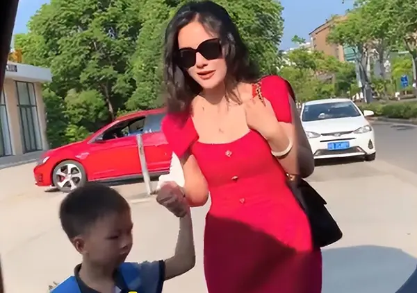 Mẹ mặc "đẹp" như sao thảm đỏ đi đón con, về nhà thấy cô giáo nhắn: "Lần sau mẹ đừng đến đón nữa"