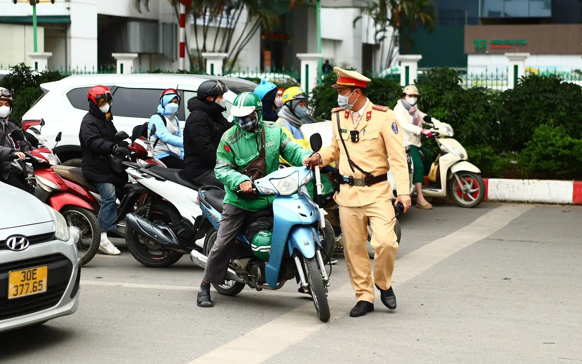 Đứng chờ đèn đỏ nhưng vi phạm lỗi này, người đi xe máy có thể bị ph:ạt tới 14 triệu đồng, chủ quan rất dễ mắc phải