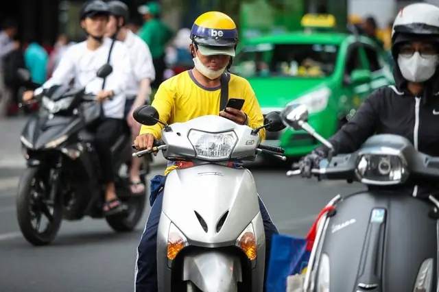 Tranh cãi chuyện dừng đèn đỏ bấm điện thoại có bị CSGT ph:ạt?