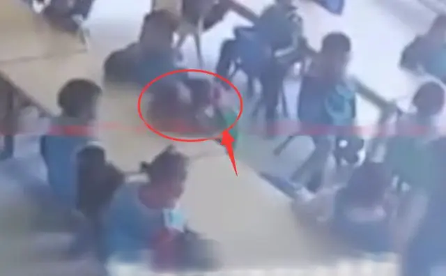 Cậu bé 3 tuổi ngủ gục trong giờ ăn trưa, camera ghi lại sự vô tâm của giáo viên dẫn đến cái ch*t của trò