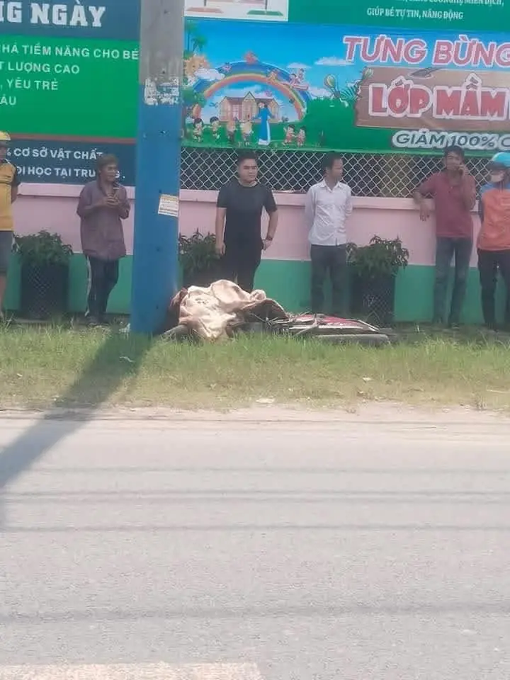 Trên đường đi đóng viện phí cho mẹ, người phụ lao xe vào cột điện, TV tại chỗ