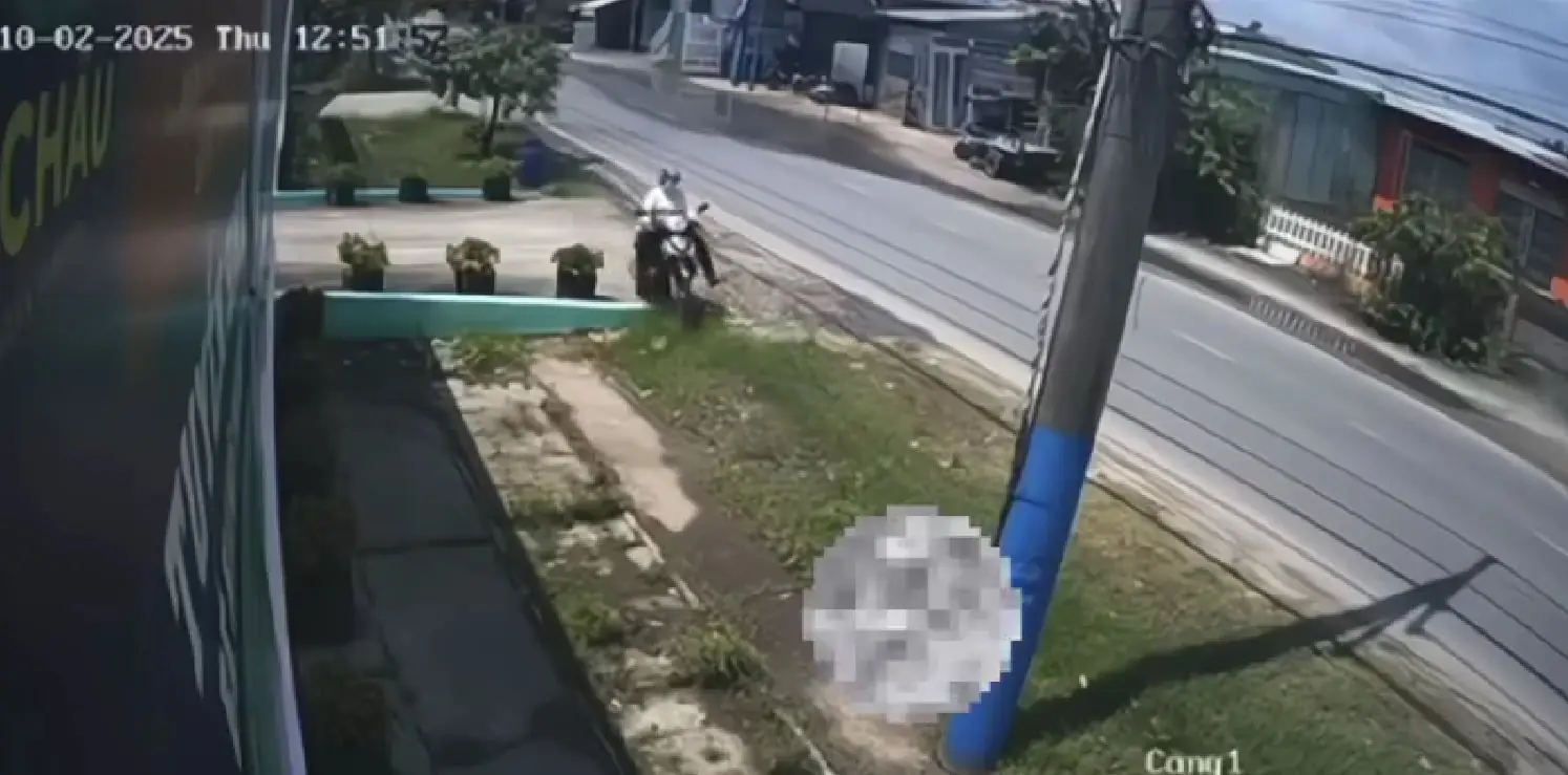 Trên đường đi đóng viện phí cho mẹ, người phụ lao xe vào cột điện, TV tại chỗ: 7 giây thương tâm