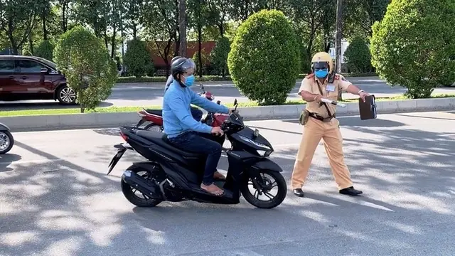 Năm 2025, xe máy chuyển hướng không bật xi nhan bị xử ph:ạt bao nhiêu?