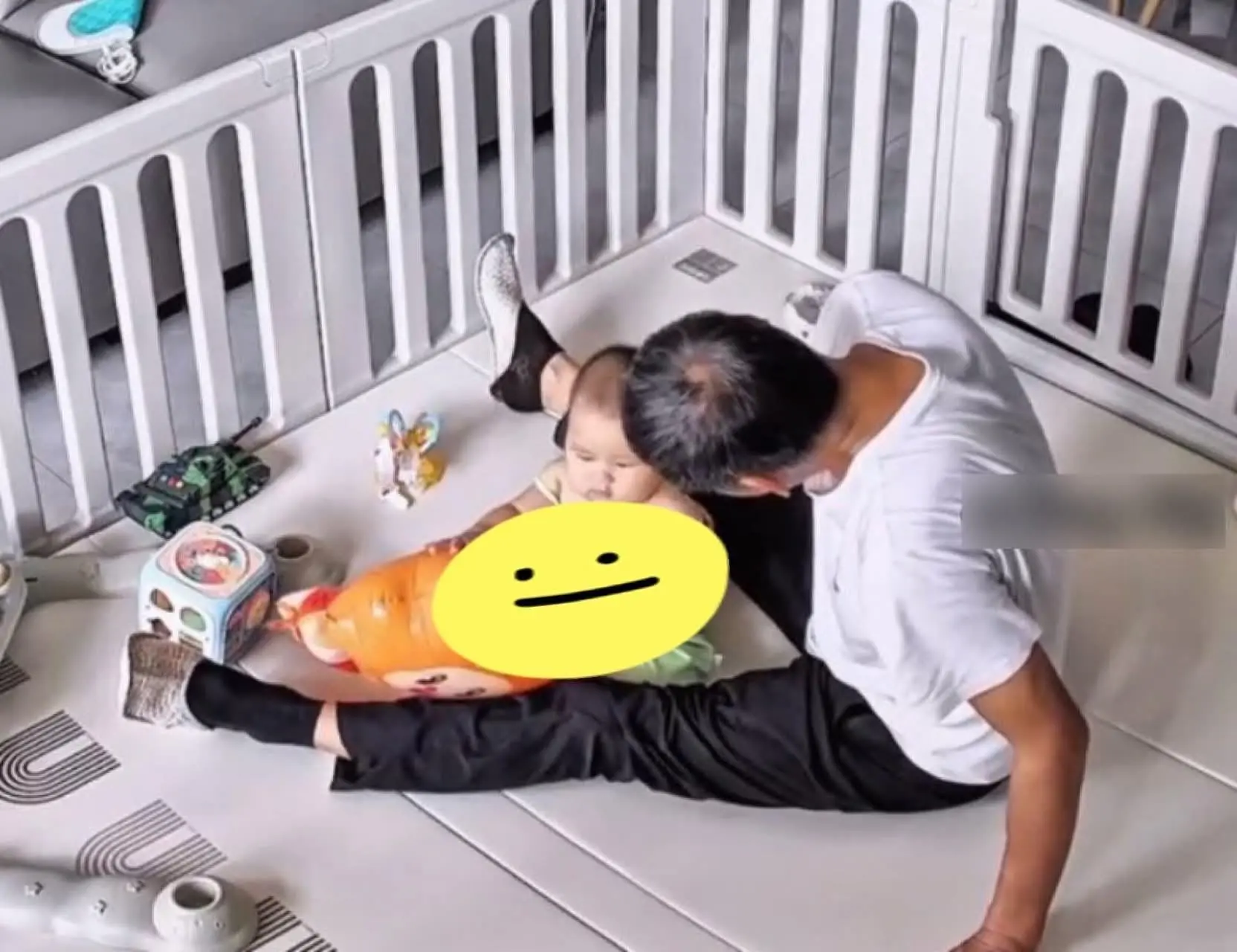 Con dâu ra ngoài nhờ bố chồng ở nhà chăm cháu, 30 phút sau check cam thì thấy cảnh tượng cả đời không quên
