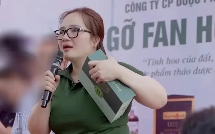 Chồng Hoàng Hường là ai mà khiến cô chấp nhận bỏ học 2 trường đại học nổi tiếng, quen được vài ngày là đòi cưới luôn?