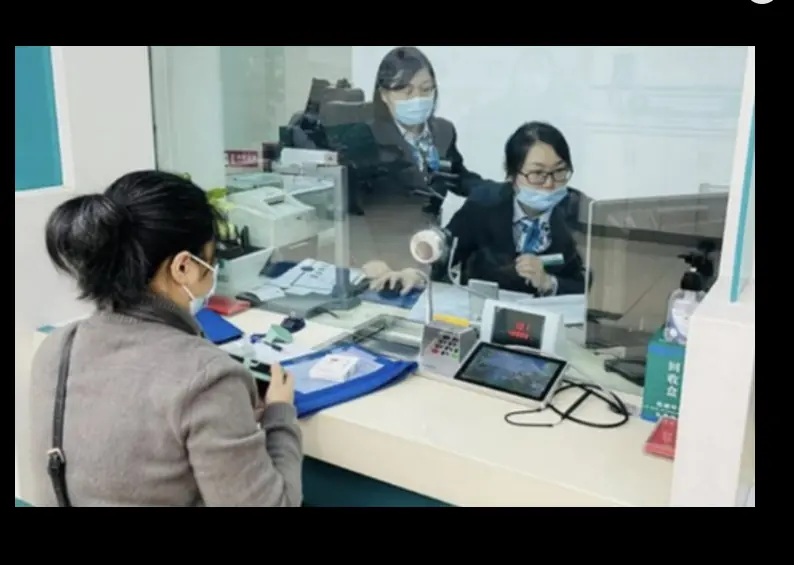 Rút hơn 11 triệu đồng tiền tiết kiệm nhưng lại nhận được 111 triệu, người phụ nữ mang đến trả thì ngân hàng khẳng định: “Chúng tôi không thiếu tiền”